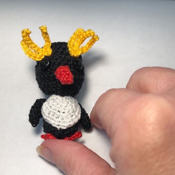 🏵 New handmade crocheted rockhopper penguin - Picture 2 of 3